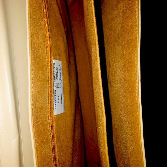 Vintage John Hort 1970s Designer Over the Shoulder Letter Format Cream Purse - Picture 6 of 7